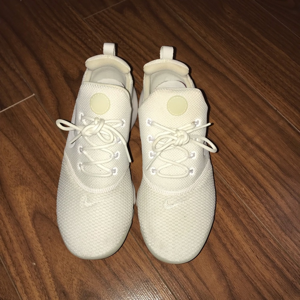 WHITE NIKE SHOES
